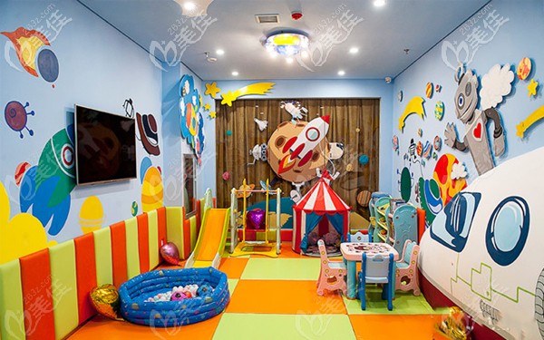 環(huán)球牙科的兒童玩樂(lè)區(qū)