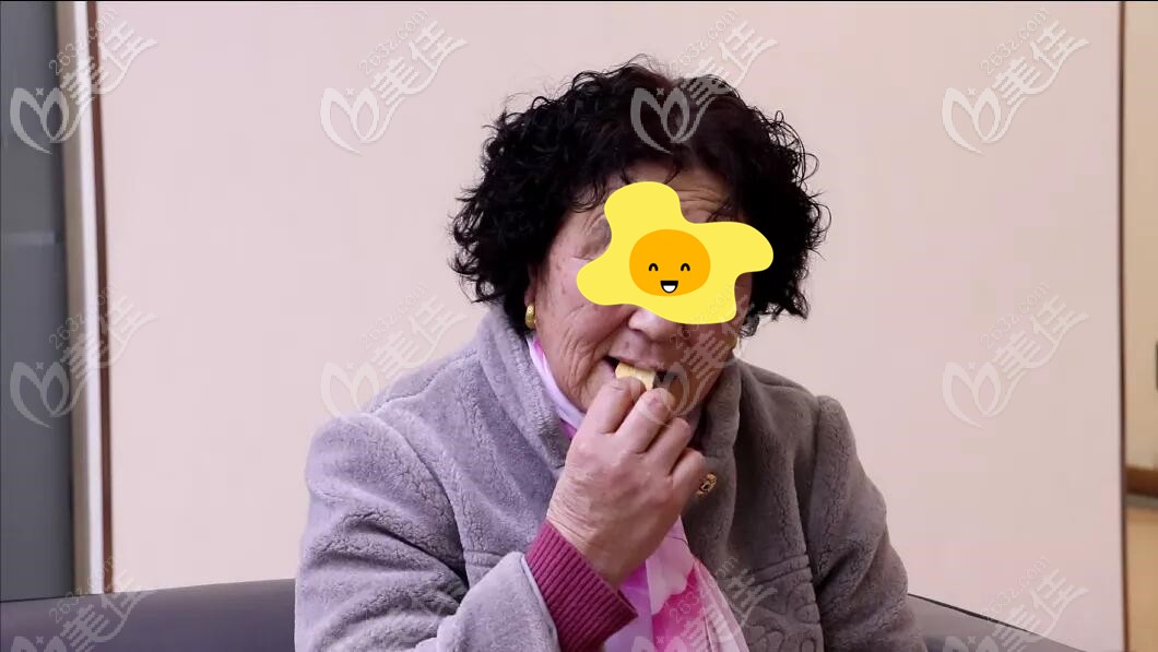 正規(guī)靠譜嗎?65歲阿姨做即刻負(fù)重種植牙,當(dāng)天種牙當(dāng)天戴牙后表示