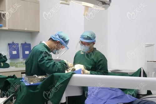 曾院長(zhǎng)為陳先生做全口種植牙 曾院長(zhǎng)為陳先生做全口種植牙