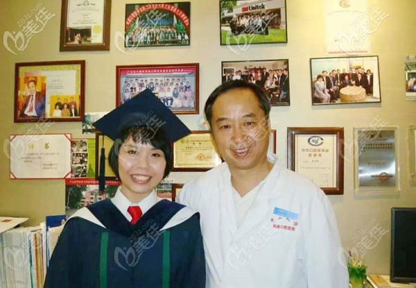 梁愛燕醫(yī)生與導(dǎo)師王大為合影 梁愛燕醫(yī)生與導(dǎo)師王大為合影