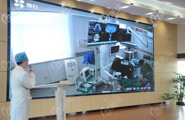 張春陽(yáng)院長(zhǎng)為顧客做種植牙的直播