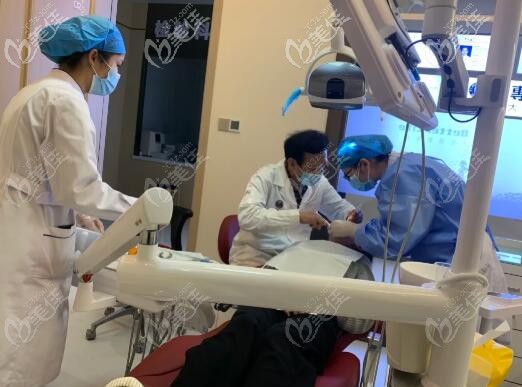 工作中的陳世穩(wěn) 南寧柏樂口腔 工作中的陳世穩(wěn) 南寧柏樂口腔