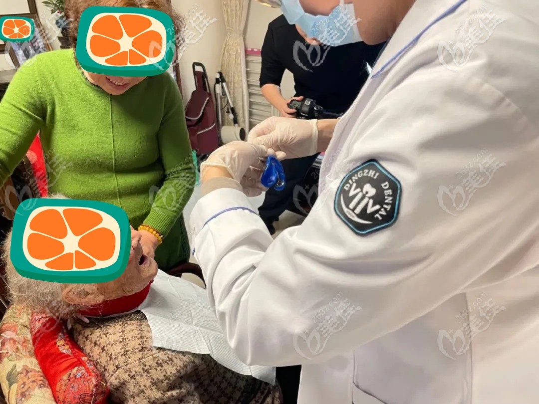 鼎植醫(yī)生為阿婆裝義齒的樣子