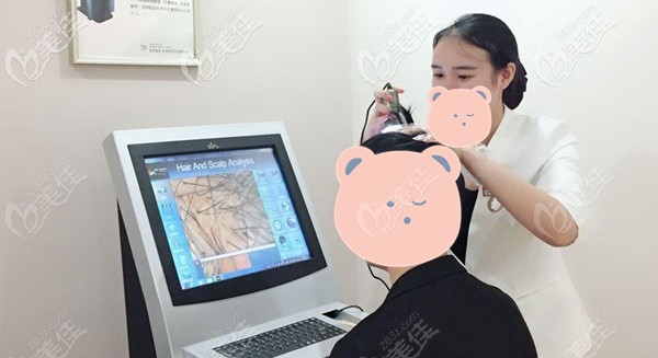 顧客在進行專業(yè)的毛囊檢測
