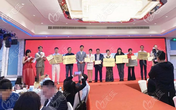 雅悅齒科集團(tuán)榮獲的“315放心品牌獎(jiǎng)”證書(shū)