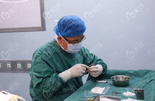 術(shù)中仔細(xì)雕刻軟骨 術(shù)中仔細(xì)雕刻軟骨