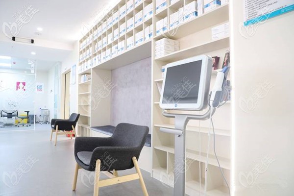 口掃設(shè)備和院內(nèi)放牙膜的展示墻 口掃設(shè)備和院內(nèi)放牙膜的展示墻