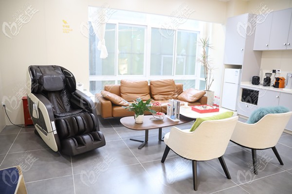 休息區(qū)有小吃和按摩儀提供 休息區(qū)有小吃和按摩儀提供