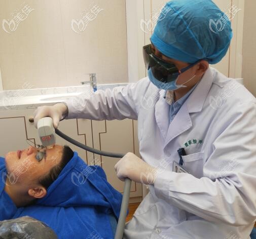 在郴州曹家整形做剝脫點陣激光祛痘坑治療過程中 在郴州曹家整形做剝脫點陣激光祛痘坑治療過程中