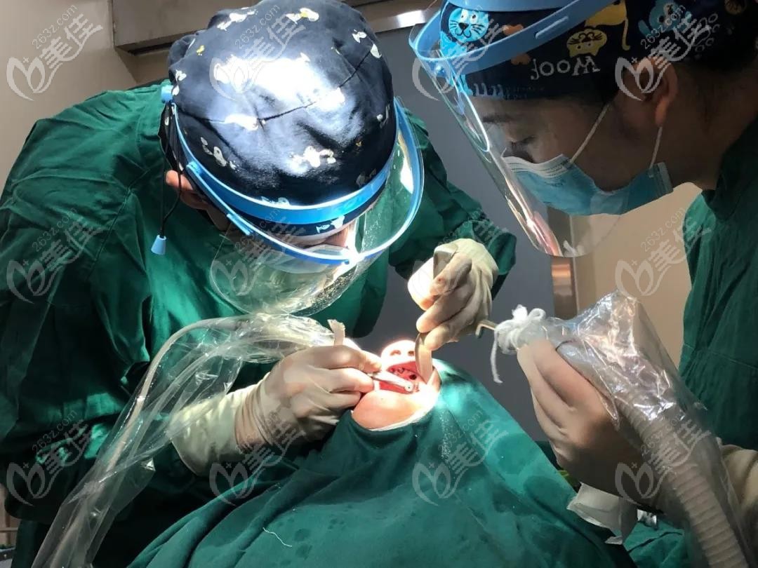 老爸在唯美口腔做種植牙 老爸在唯美口腔做種植牙