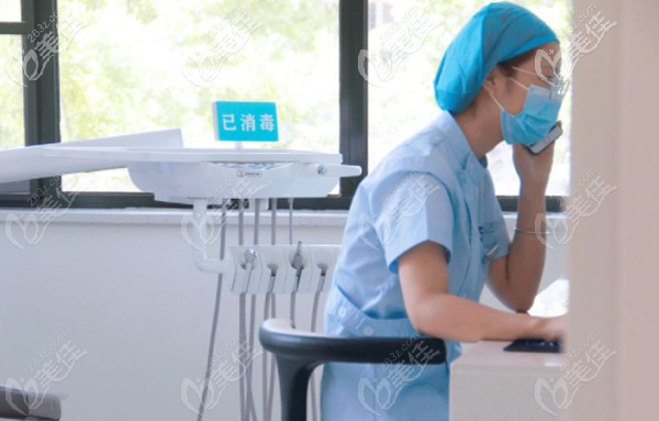 正在回訪的醫(yī)生