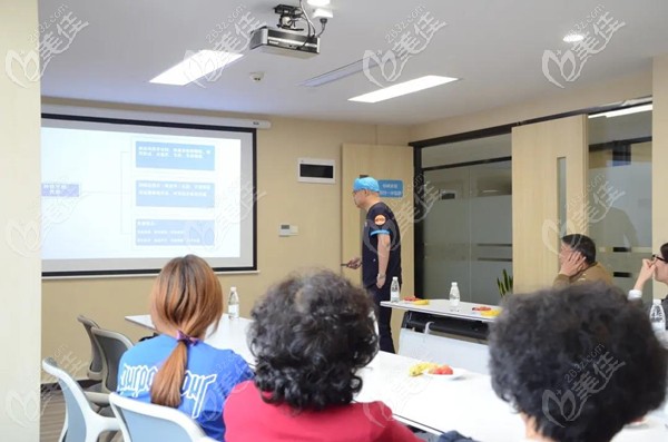 張春陽院長為市民科普種植牙知識