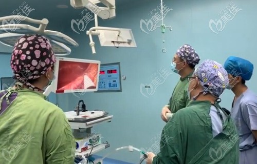 武漢藝星徐國建做內(nèi)窺鏡假體隆胸過程 武漢藝星徐國建做內(nèi)窺鏡假體隆胸過程