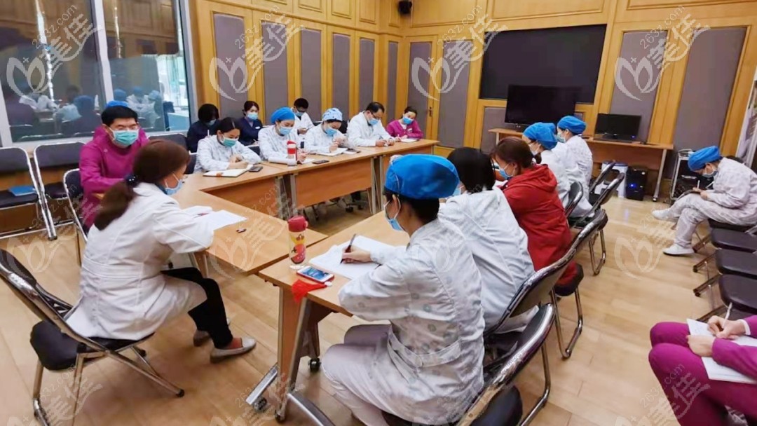 開會(huì)研究治療方案