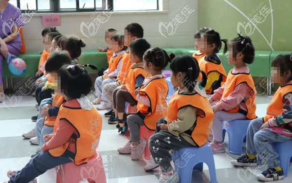 小朋友們在認真學習