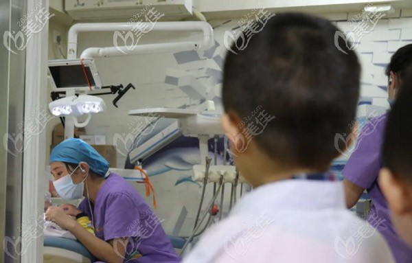 牙醫(yī)小姐姐在為寶貝檢查牙齒