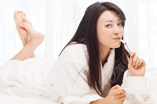 2012流行發(fā)型盤點 頭發(fā)少也風(fēng)情萬種