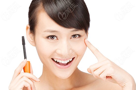 “世界人造美女”52次整形后年輕35歲