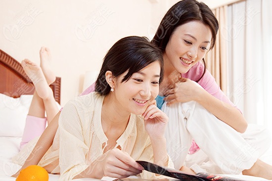 囧睫毛老土妝 小姐被指堪比鳳姐