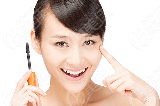 囧睫毛老土妝 小姐被指堪比鳳姐