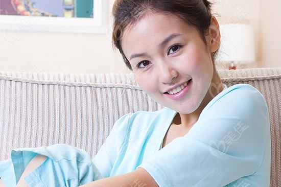 囧睫毛老土妝 小姐被指堪比鳳姐