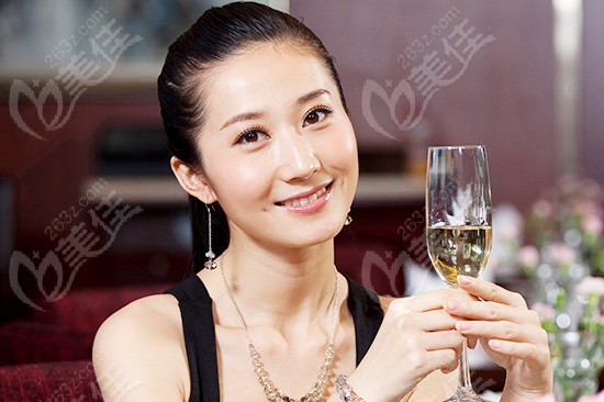 復(fù)古牛仔風(fēng) 韓星示范魅力十足牛仔單品