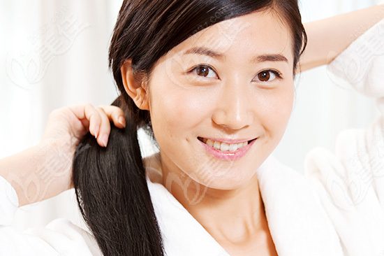 韓國(guó)MM示范穿衣搭配 冬季照樣可以穿冷色調(diào)