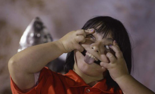 膠帶纏臉變僵尸 小心自黑滿臉褶