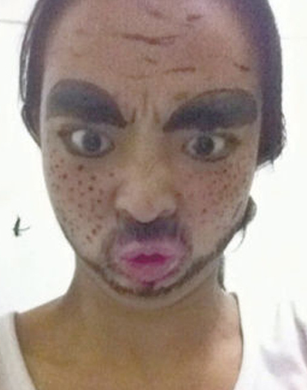 膠帶纏臉變僵尸 小心自黑滿臉褶