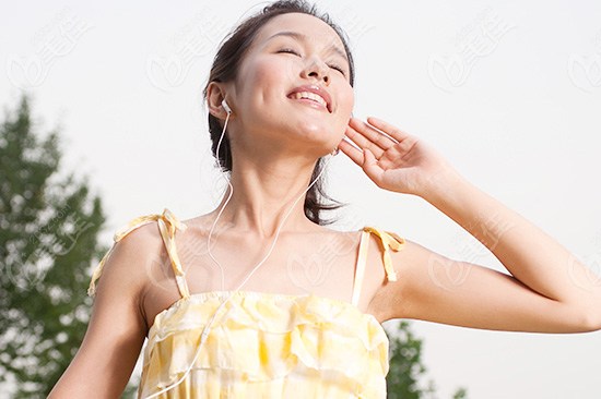  如何有效去痘 很多人都被痘痘的問題困擾著，可是不管氣候如何變，很多mm都依然白皙無瑕。為什么會有如此的差別呢?青春痘是每個(gè)女人都會經(jīng)歷的問題，青春痘是青春時(shí)間慢性炎癥性毛囊皮脂腺疾病，是人體發(fā)育過程中必經(jīng)的問題。青春痘并不可怕，可怕的是痘印有沒有。一臉的青春痘長過之后，痘印在臉上不消除，整個(gè)臉上的皮膚坑坑洼洼，沒有光澤也不潤滑。痘印要消除，下面我們一起來看看生活妙招消除痘印吧! 方法/步驟 1 冰毛巾敷臉法：把洗干凈的毛巾放在冰箱冷凍格里，經(jīng)過幾小時(shí)，敷在洗過的臉上，有收斂鎮(zhèn)靜