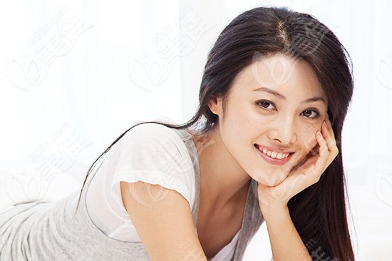 大拇指指甲凹陷 
