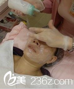 清潔皮膚后敷上麻藥