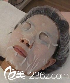 治療完畢敷面膜鎮(zhèn)定皮膚